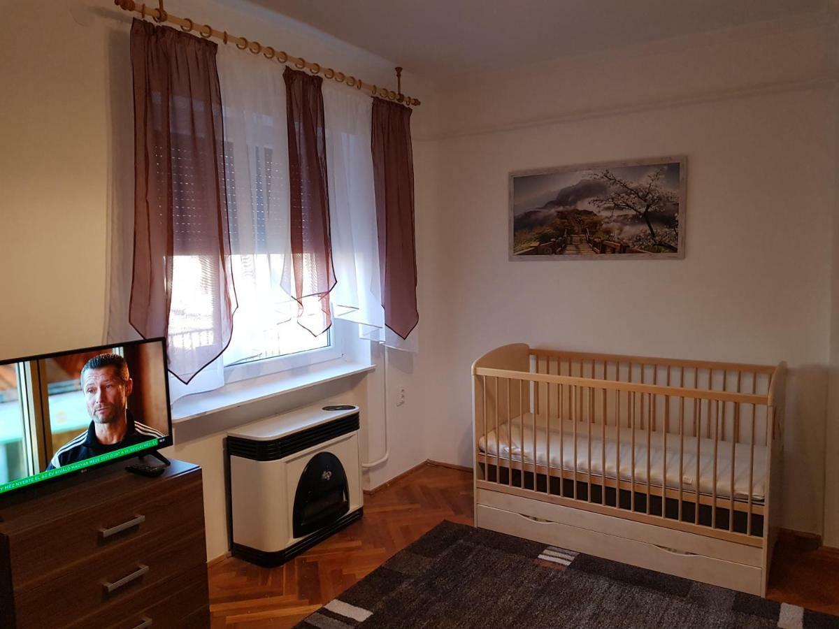 Lia Apartman Кишкунхалаш Экстерьер фото